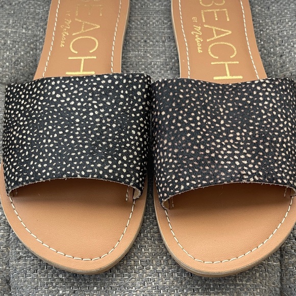 Buckle Black and Tan Sandals size 8 - Picture 2 of 4